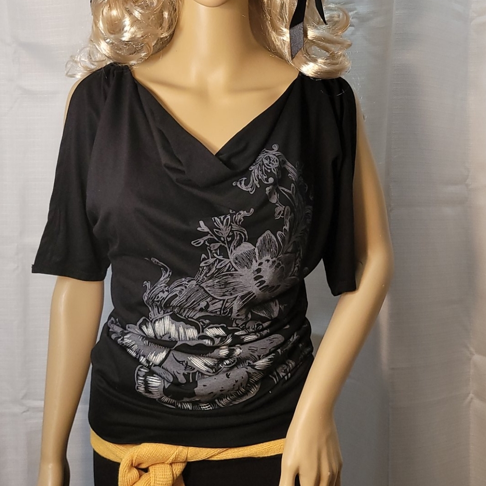 Open sleeve blouse.
